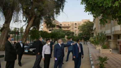 Photo of تمهيدًا لافتتاحها قريبًا: د. الخشت يتفقد العيادات الطبية الجديدة بالمدينة الرياضية