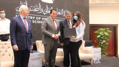Photo of وزير التعليم العالي: تخصيص ٣٠ منحة كاملة للمتفوقين من طلاب المدارس الحكومية ومدارس المتفوقين بالجامعة الأمريكية بالقاهرة