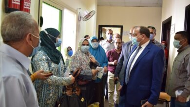 Photo of رئيس جامعة بني سويف” يفاجئ المركز الطبي التخصصي ويحيل خمسة من العاملين للتحقيق لعدم ارتداء الكمامات