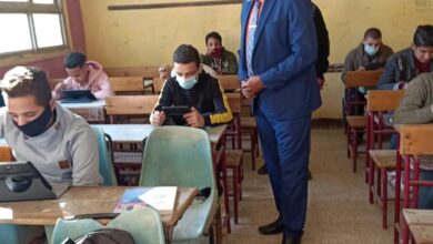 Photo of أولياء الأمور : الوزارة تتملص من مخاطرة ثانوية التابلت وترميها في حِجر الطالب ..