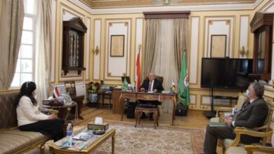 Photo of رئيس جامعة القاهرة يلتقي بإدارة كلية الآداب لمتابعة أعمال اندماجها في المنصة التعليمية الذكية للجامعة