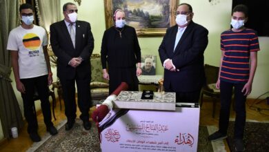 Photo of رئيس جامعة حلوان يزور أسرة الشهيد د.عمرو عبد العظيم من القطاع الطبي لتقديم هدية الرئيس السيسي