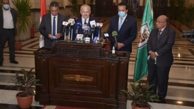 Photo of وزير التعليم العالي ورئيس جامعة القاهرة في مؤتمر صحفي مشترك: