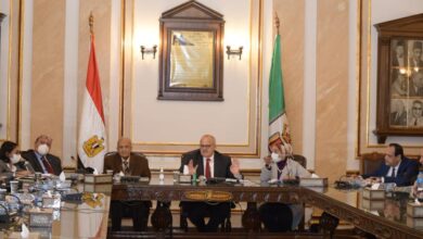 Photo of د. الخشت في اجتماعه باللجنة العليا لمشروع تطوير مستشفيات قصر العيني: