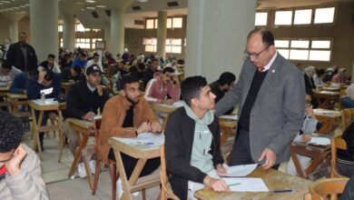 Photo of رئيس جامعة حلوان يتابع سير الإمتحانات