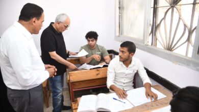 Photo of شاهد بالصور انعكاسات مستوى اسئلة الفيزياء على وجه الوزير والطلاب أثناء تفقد اللجان