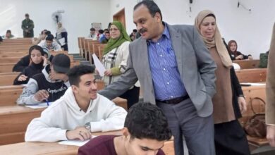 Photo of نائب رئيس جامعة بنها لشئون التعليم والطلاب يتفقد امتحانات الفصل الدراسي الأول بمقر الجامعة بالعبور