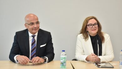Photo of رئيس جامعة عين شمس يستقبل وفد جامعة إيست لندن