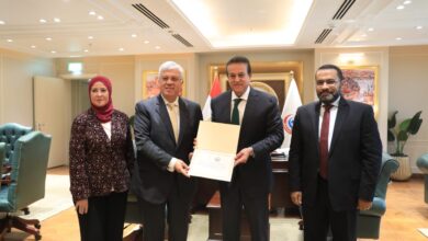Photo of الدكتور خالد عبدالغفار يسلم وزير التعليم العالي وثيقة استلام أول شحنة من عقار” ترايكافتا” لعلاج مرضى التليف الكيسي