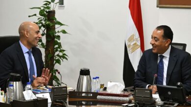Photo of عبد اللطيف خلال لقائه مع مدبولى :تطوير 94 منهجًا لجميع المراحل التعليمية.. وتمت الاستعانة بلجنة من كبار الأكاديميين وأساتذة الجامعات لمراجعة المناهج المُطورة
