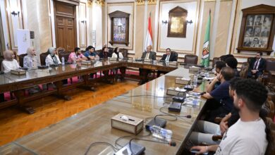 Photo of رئيس جامعة القاهرة يلتقي طلاب كلية التجارة ويصدر قرارات فورية لحل مشكلاتهم