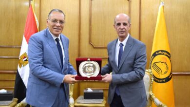 Photo of جامعة بنى سويف تكرم الدكتور ممدوح غراب رئيس جامعة ٦ أكتوبر