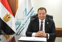 Photo of الدكتور محمد سامي عبد الصادق رئيس جامعة القاهرة يهنئ الدكتور أحمد طه ،رئيس الهيئة العامة للاعتماد والرقابة الصحية، بمناسبة فوزه بجائزة الطبيب العربي لعام 2025