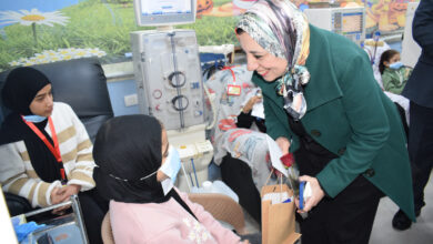 Photo of نائب رئيس جامعة بنها للدراسات العليا توزع الهدايا والورود على أطفال الغسيل الكلوي ووحدة أمراض الدم بالمستشفى الجامعى