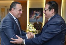 Photo of رئيس جامعة القاهرة يزور وزير التعليم العالي والبحث العلمي لتقديم التهنئة بمناسبة توليه منصبه الجديد، ويؤكد علي ضرورة تكامل الجهود بين الجامعات المصرية والوزارة لدعم خطط التطوير والارتقاء بجودة العملية التعليمية والبحثية