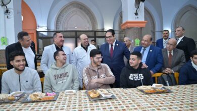 Photo of رئيس جامعة القاهرة يشارك طلاب المدن الجامعية مائدة إفطار رمضان ويكرم الفائزين ببطولة الدورة الرمضانية