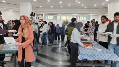 Photo of طلاب الجامعه الالمانيه يرسمون البسمه على وجوه الصائمين بتوزيع وجبات إفطار وملابس للعيد