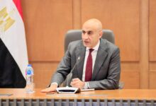 Photo of عبد اللطيف فى اجتماع مع قيادات التعليم بالقاهرة :- ضرورة الالتزام بتدريس مواد الهوية الوطنية بالمدارس الدولية..وإجراء أعمال التصحيح بمنتهى الشفافية والدقة  – لا إعفاء من دراسة اللغة العربية إلا وفق ضوابط رسمية محددة عبر لجنة مشكلة بالوزارة  – الاهتمام بتدريس مادة التربية الدينية  – مدير المدرسة قائد ميداني ومسؤول عن الانضباط والمتابعة المستمرة  – التزام الطلاب بالزي المدرسي والاهتمام بالمظهر العام..وتطبيق الضوابط السلوكية بكل حزم..وأي إساءة للمظهر العام غير مقبولة