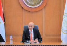 Photo of عبد اللطيف فى اجتماع مع قيادات التعليم فى مديريات القليوبية والإسماعيلية والسويس:     – نبدل جهودا مكثفة من أجل تقديم منظومة تعليمية تليق بأبنائنا الطلاب وتُسهم في إعداد جيل قادر على تحمل مسئولية الوطن  – ضرورة تعزيز الانضباط المدرسي ومتابعة انتظام حضور الطلاب  – تفعيل درجات المواظبة لضمان حصول كل طالب على حقه  – القيادة المدرسية الواعية هي أساس نجاح العملية التعليمية  – تكثيف لجان المتابعة الميدانية لضبط الأداء داخل المدارس  – تطبيق ضوابط صارمة لامتحانات الشهادة الإعدادية لتحقيق مبدأ تكافؤ الفرص  – الالتزام بوضع أسئلة الامتحانات من الكتاب المدرسي – الانتقاء الدقيق لرؤساء لجان امتحانات الشهادة الإعدادية لتعزيز الشفافية والحيادية  – المعلم أولا.. ولا نتأخر عنه ونستهدف توفير كافة سبل الدعم لتحسين الأوضاع الاقتصادية للمعلمين