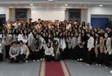 Photo of الدكتور أشرف منصور  رئيس مجلس امناء الالمانيه يشيد بإبداعات طلاب طب ألاسنان خلال تفقد المشروعات الطلابيه  في اليوم العلمي الأول للكليه