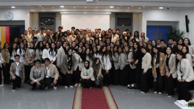 Photo of الدكتور أشرف منصور  رئيس مجلس امناء الالمانيه يشيد بإبداعات طلاب طب ألاسنان خلال تفقد المشروعات الطلابيه  في اليوم العلمي الأول للكليه