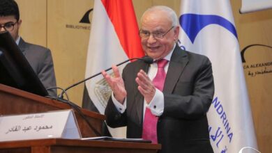 Photo of العالم الكبير الدكتور محمود هاشم فى محاضرة بمكتبة الاسكندريه :نجاح تطبيق العلاج الضوئي الديناميكي في مصر  لتشخيص وعلاج و جراحة الأورام باستخدام المستحثات الضوئية وهو أحدث وأدق ما وصل اليه العلم