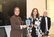 Photo of كلية الإعلام جامعة عين شمس تكرم الإعلامية آية عبد الرحمن مقدمة برنامج “دولة التلاوة”