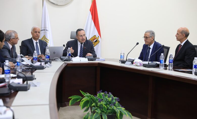 Photo of وزير التعليم العالي يترأس اجتماع مجلس إدارة هيئة دعم وتطوير الجامعات لدراسة عروض الاستثمار فى التعليم العالى