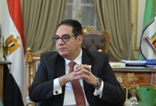 Photo of رئيس جامعة القاهرة الأهلية في جولة ميدانية لمتابعة إجراءات التقديم للالتحاق ببرامج الجامعة والاستماع إلى استفسارات المتقدمين وأولياء أمورهم