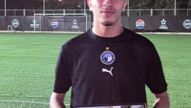 Photo of في لحظة مؤثرة.. محمد مصطفى «ميدو» يوقّع لبيراميدز ويحتفظ بصورة والدته الراحلة