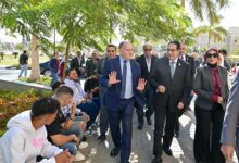 Photo of رئيس جامعة القاهرة في جولة ميدانية بالجامعة الأهلية والفرع الدولي.. يحاور الطلاب ويتابع التدريب العملي ويوجه بتحفيز الابتكار الطلابي